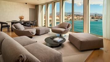 Ambasador Suite with Sea View | Living area | 32-inch LCD TV with digital channels, TV