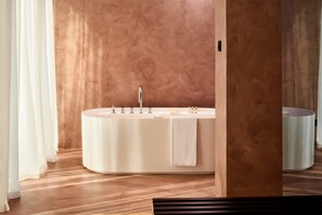 Ambasador Suite with Sea View | Deep soaking bathtub