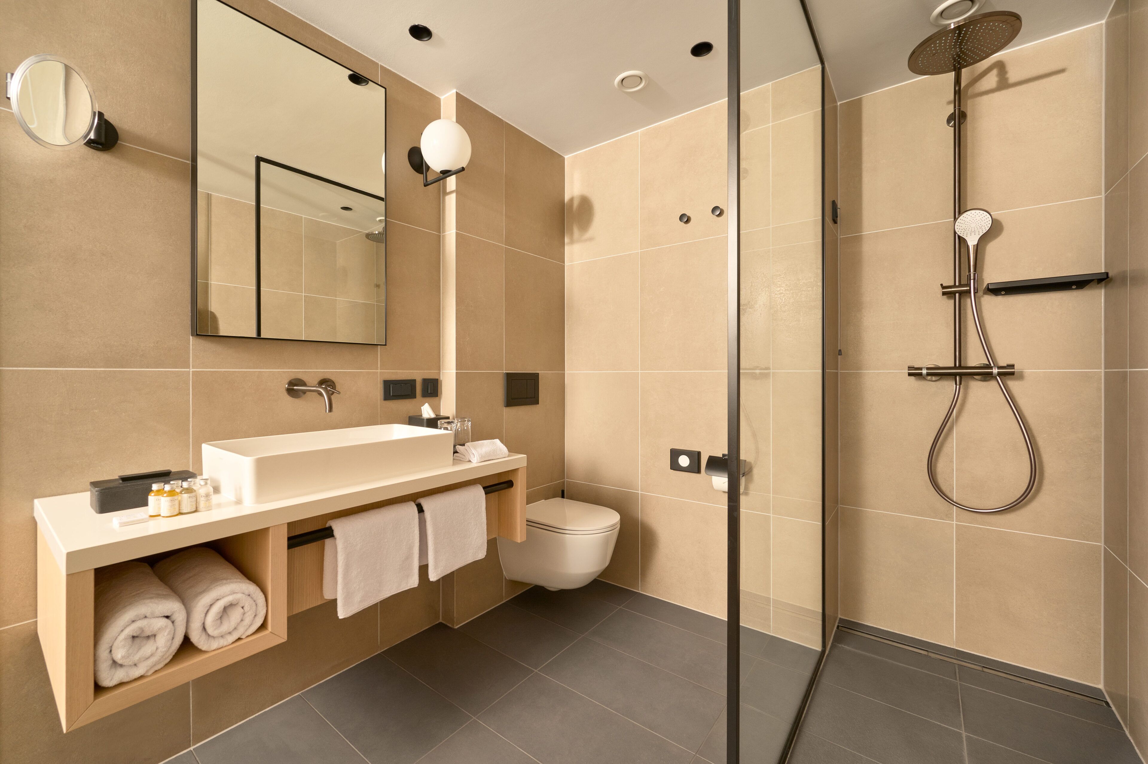Superior Double Room, Street View | Baño | Ducha y bañera combinadas y cabezal de ducha tipo lluvia
