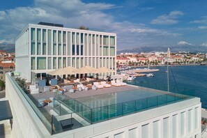 Seasonal outdoor pool, pool umbrellas, sun loungers - Hotel Ambasador (Split)