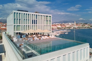 Piscina externa sazonal, guarda-sóis, espreguiçadeiras