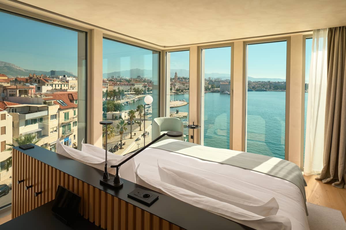 Premium Corner Twin Room, Sea View | 1 slaapkamer, hypoallergeen beddengoed, een minibar