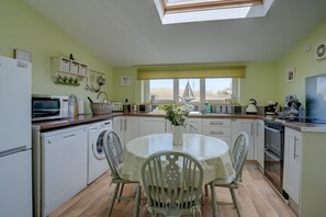 Kühlschrank, Mikrowelle, Ofen, Geschirrspüler