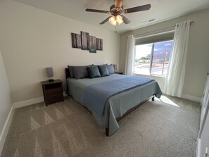 3 slaapkamers, een bureau, een strijkplank/strijkijzer, reisbedje