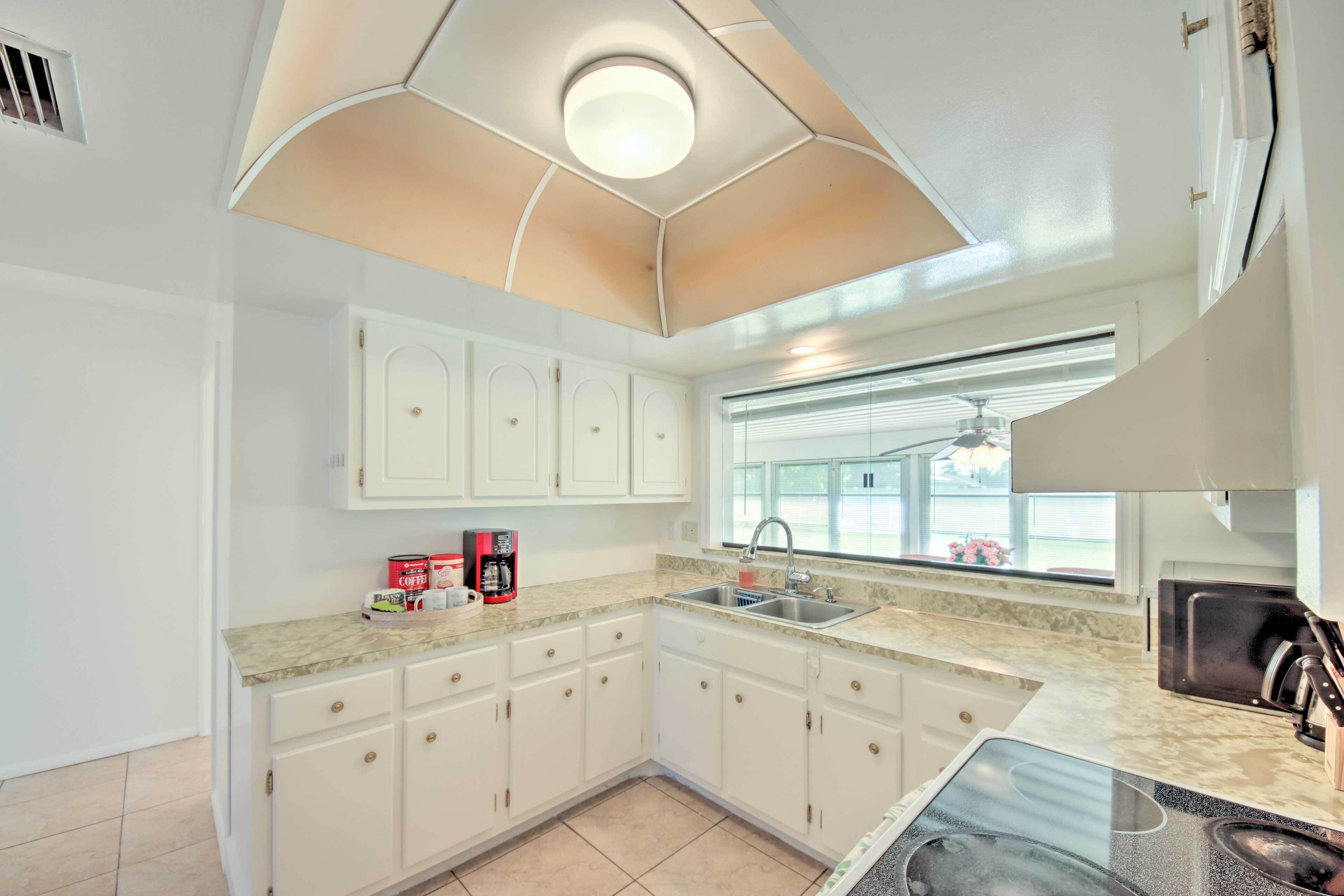 Port Charlotte Retreat ~ 4 Mi to Beach Park!