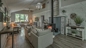 Rumah, 3 kamar tidur | Area keluarga | Smart TV 42-inci dengan saluran TV kabel dan TV