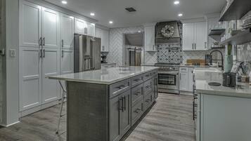 House, 3 Bedrooms | Private kitchen