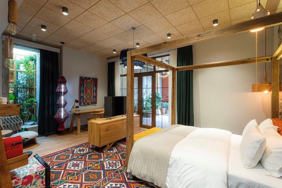 Suite Junior, teras | 1 kamar tidur, seprai premium, minibar, dan brankas