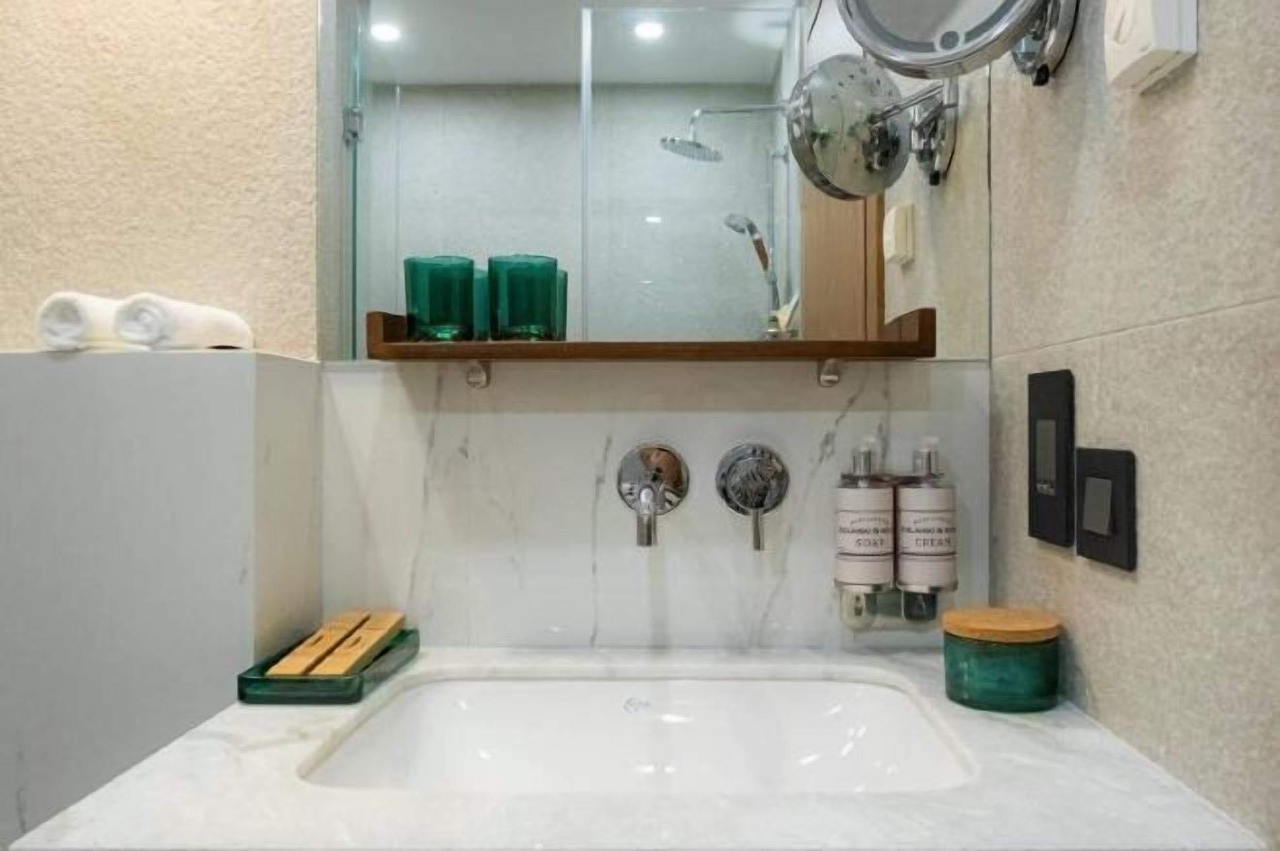 Phòng tắm | Đồ dùng nhà tắm miễn phí, máy sấy tóc, áo choàng tắm 