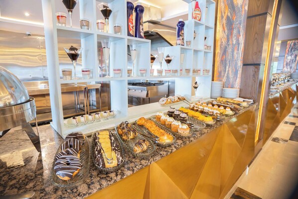 Café da manhã com buffet grátis todos os dias