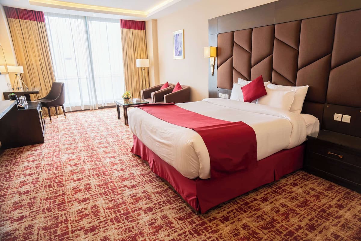 Executive Room, 1 King Bed (Pine View) | Minibar, in-room safe, desk, laptop workspace