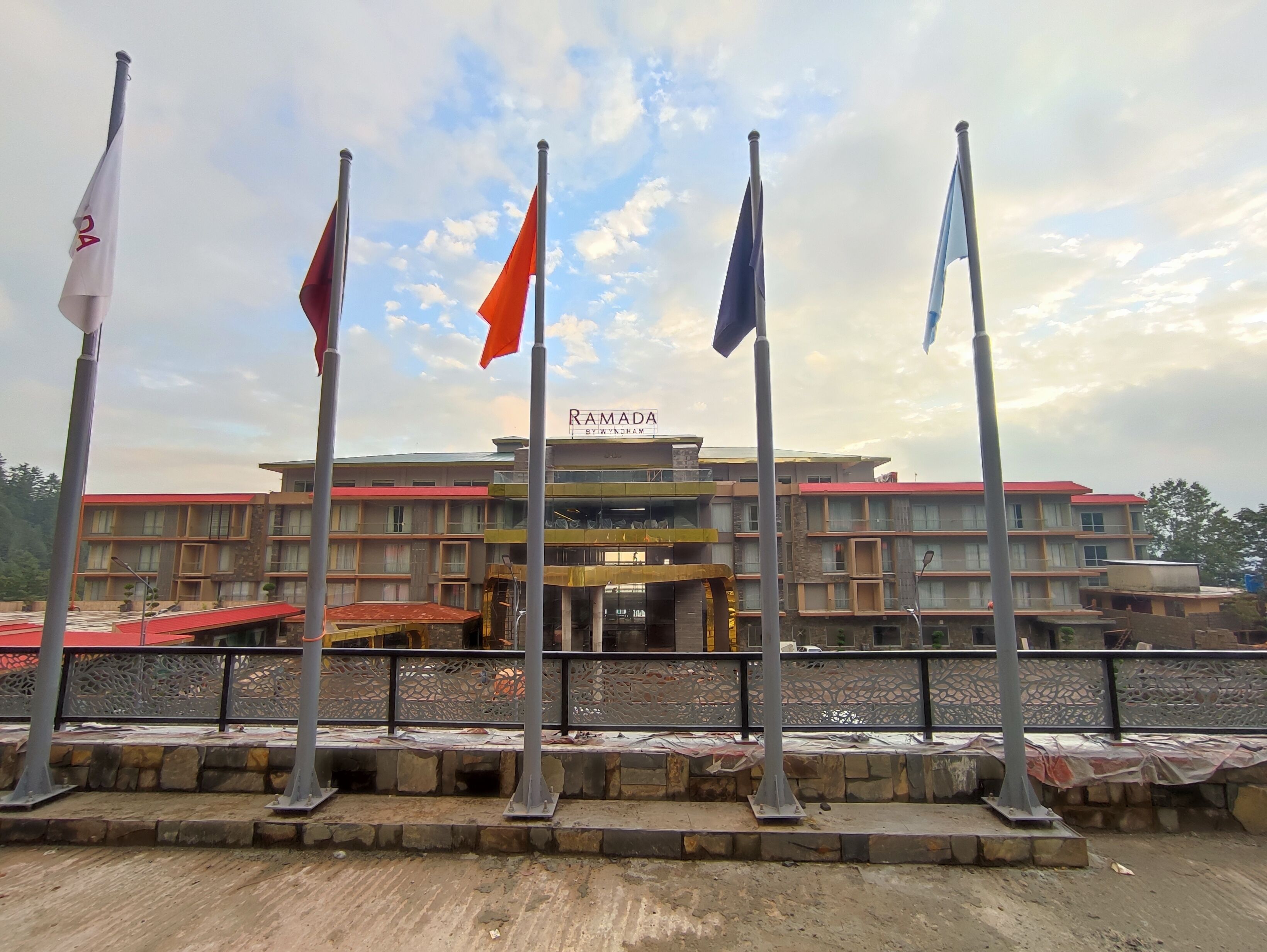 Um hotel com fachada moderna, vários andares e entrada destacada.