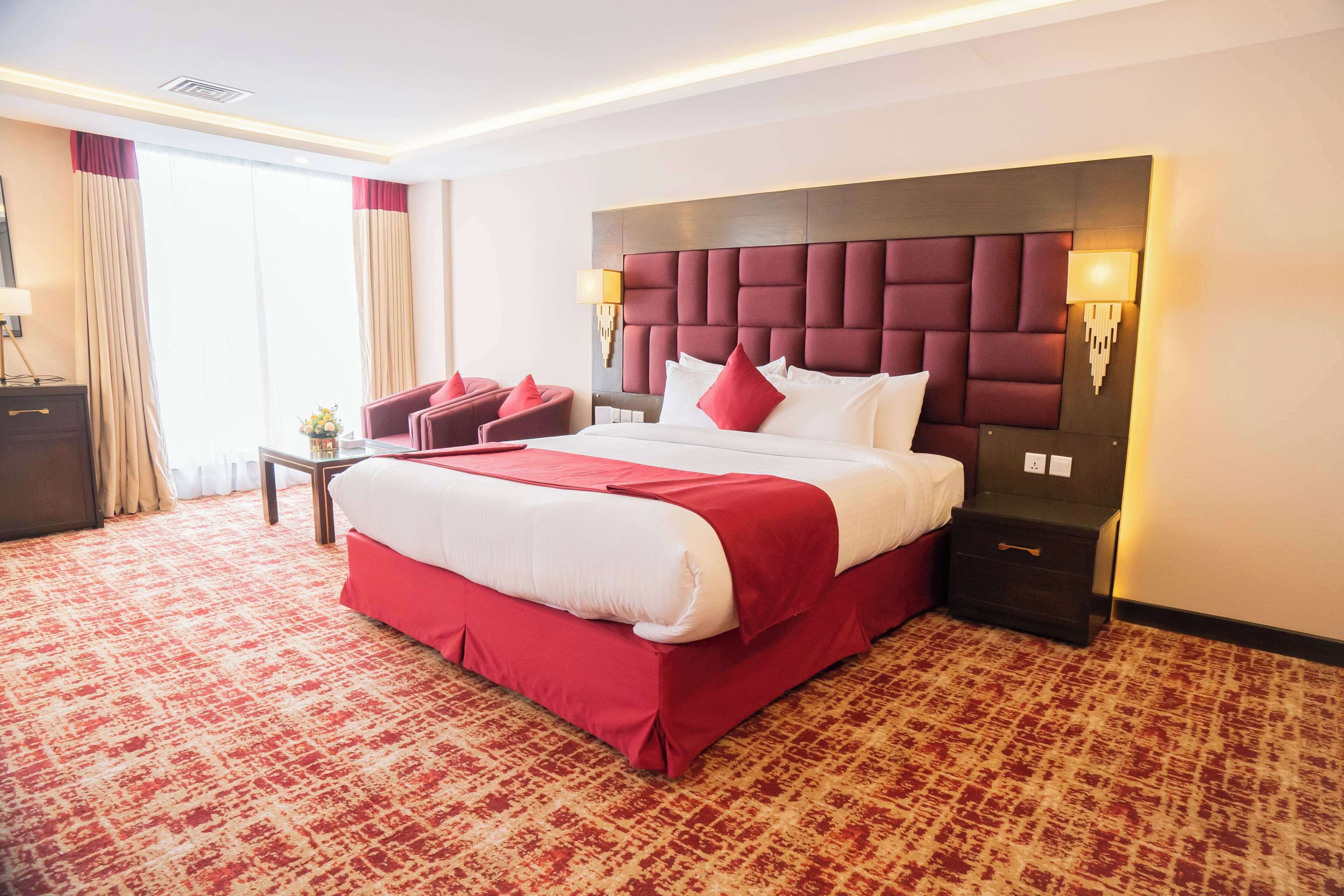 Minibar, Zimmersafe, Schreibtisch, laptopgeeigneter Arbeitsplatz