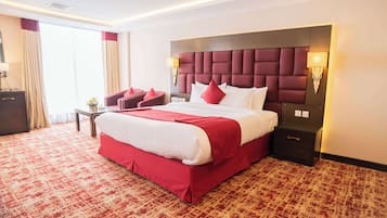 Minibar, Zimmersafe, Schreibtisch, laptopgeeigneter Arbeitsplatz