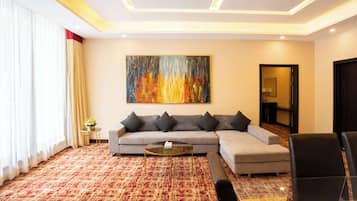 Minibar, Zimmersafe, Schreibtisch, laptopgeeigneter Arbeitsplatz