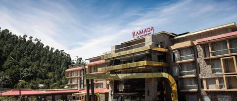 A multi-story building with a sign reading "RAMADA BY WTNHANAM" at the top.