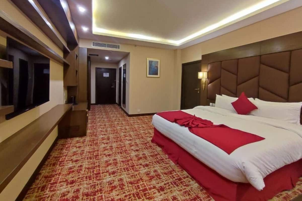 Deluxe Room, 1 King Bed, Valley View | Minibar, in-room safe, desk, laptop workspace