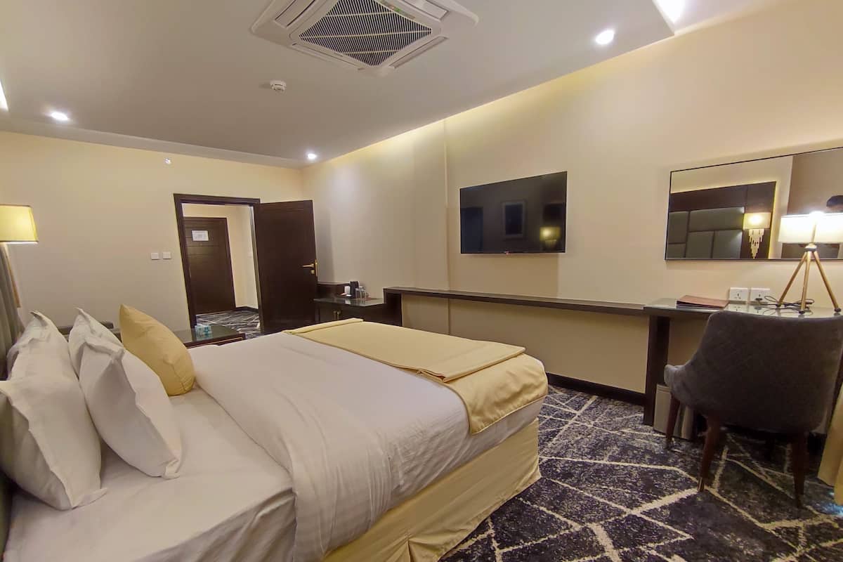 Minibar, in-room safe, desk, laptop workspace