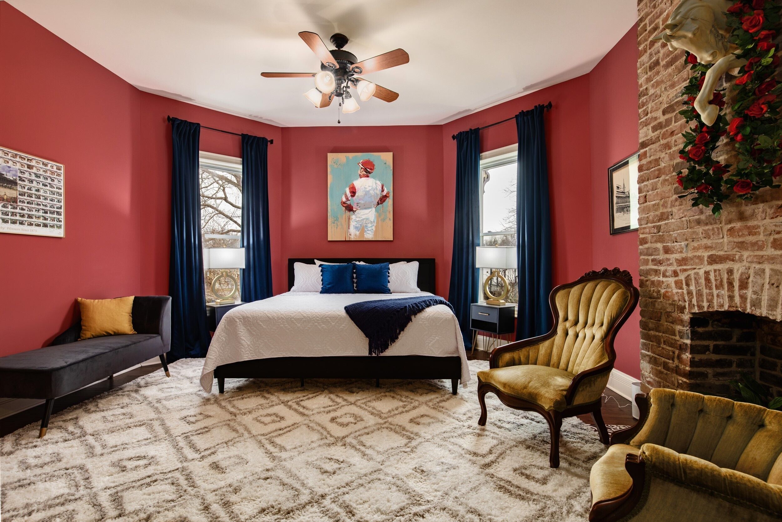 3 quartos, escrivaninha, ferros/tábuas de passar roupa, berço de viagem