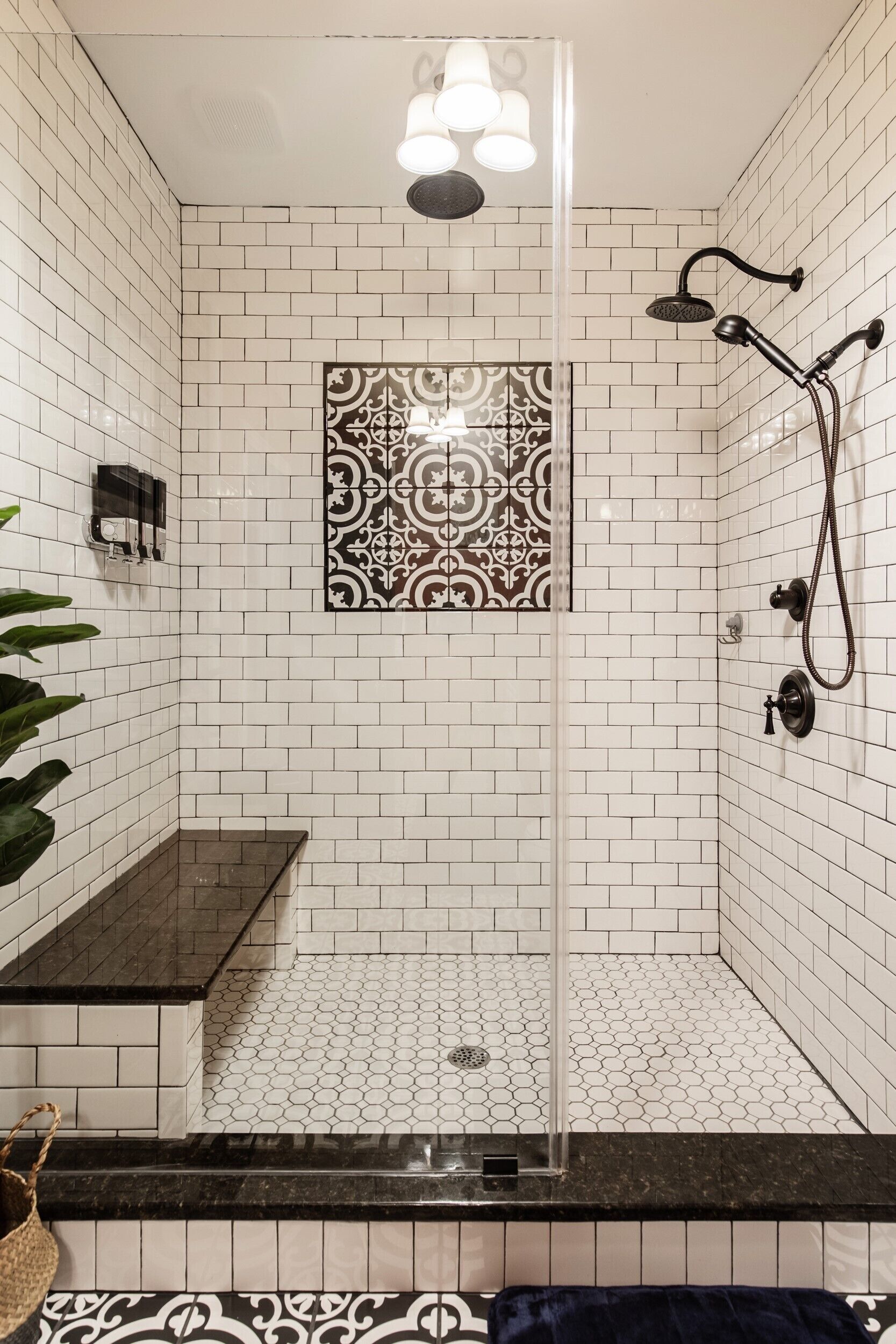 Ensemble douche/baignoire, serviettes fournies