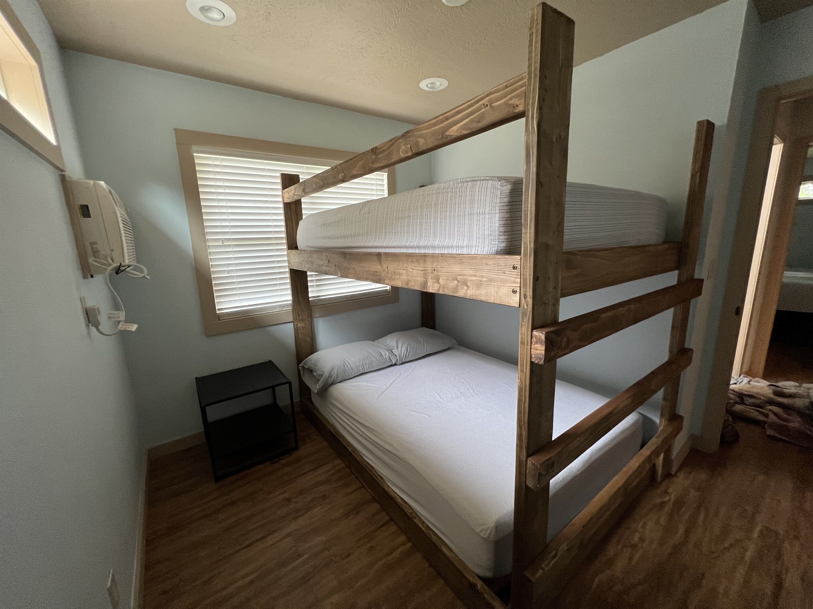 “Bear Claw" - Cabin w/Bluff Lake View Near Branson w Pickleball Court!