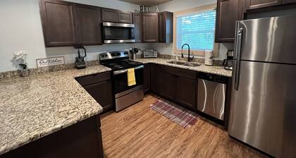 “Bear Claw" - Cabin w/Bluff Lake View Near Branson w Pickleball Court!