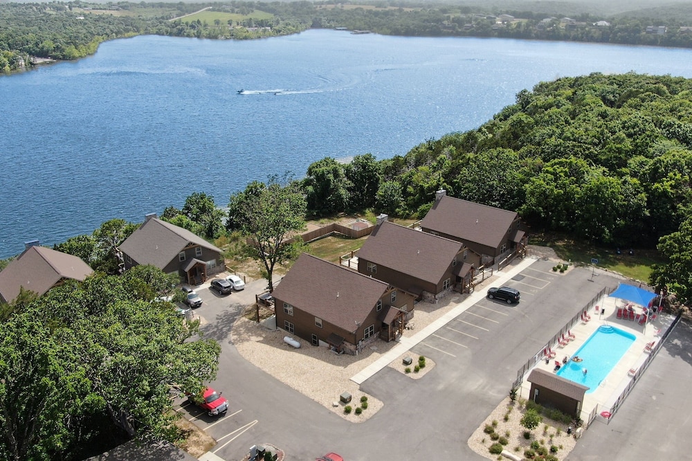 “Bear Claw" - Cabin w/Bluff Lake View Near Branson w Pickleball Court!
