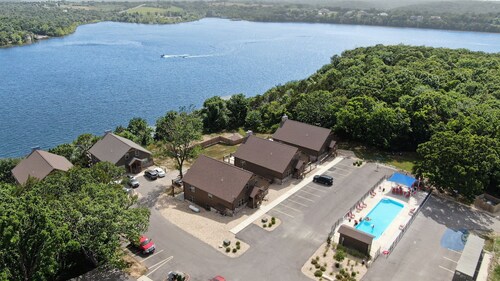 “Bear Claw" - Cabin w/Bluff Lake View Near Branson w Pickleball Court!