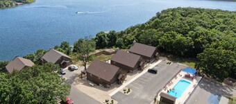 “Bear Claw" - Cabin w/Bluff Lake View Near Branson w Pickleball Court!
