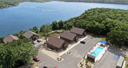 “Bear Claw" - Cabin w/Bluff Lake View Near Branson w Pickleball Court!