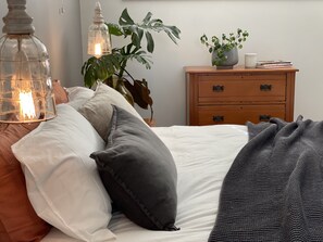 5 bedrooms, iron/ironing board, free WiFi, bed sheets - modern family farmhouse with valley views (Paterson)