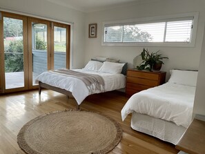 5 bedrooms, iron/ironing board, free WiFi, bed sheets - modern family farmhouse with valley views (Paterson)