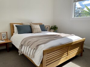 5 bedrooms, iron/ironing board, free WiFi, bed sheets