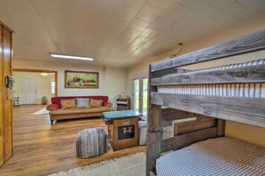1 bedroom, desk, internet, bed sheets