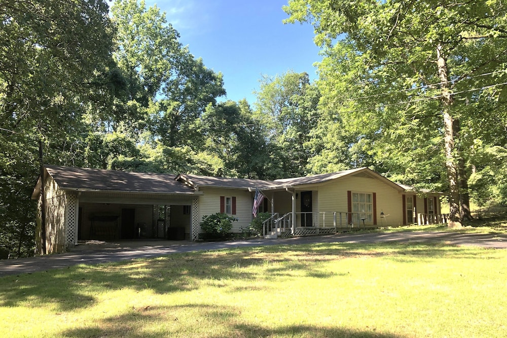 Located near area restaurants, shopping, boat ramps and boat rentals