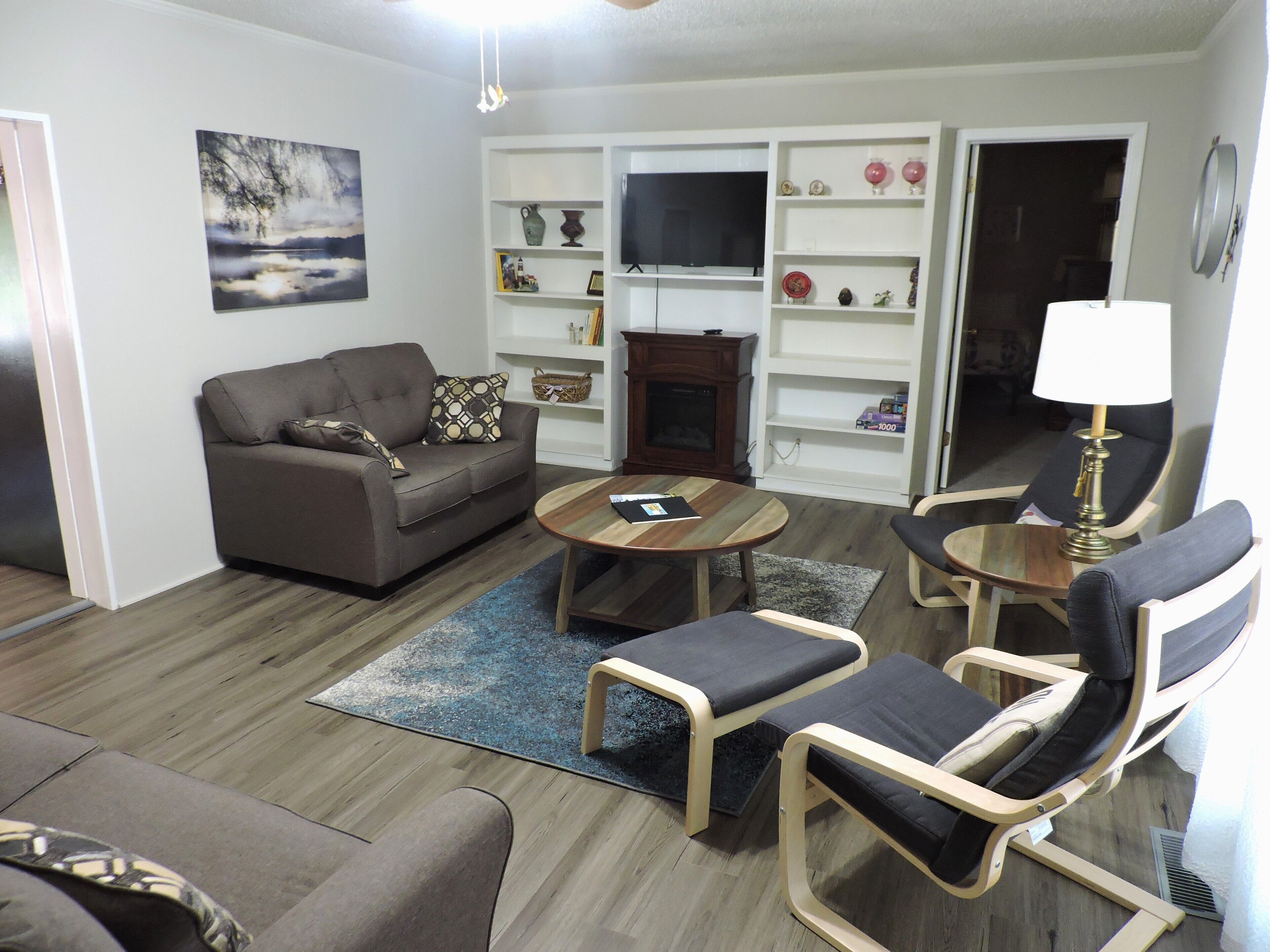 Located near area restaurants, shopping, boat ramps and boat rentals