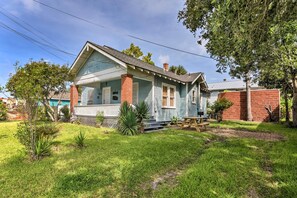 Exterior - 2 Mi to Beach & Seawall! Coastal Winter Escape (Galveston)
