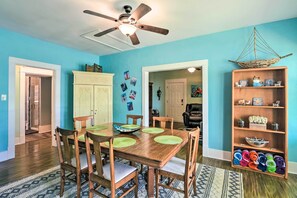 Dining - 2 Mi to Beach & Seawall! Coastal Winter Escape (Galveston)