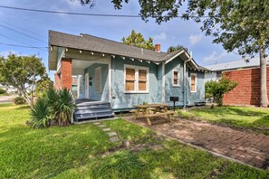 Exterior - 2 Mi to Beach & Seawall! Coastal Winter Escape (Galveston)