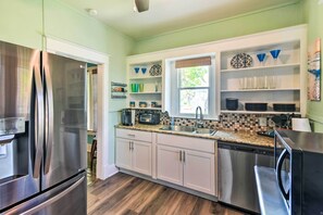 Fridge, microwave, stovetop, dishwasher - 2 Mi to Beach & Seawall! Coastal Winter Escape (Galveston)