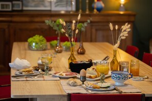 Tägliches inbegriffenes einheimisches Frühstück