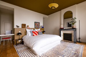 Premium Double Room, 1 King Bed | Pillowtop beds, blackout drapes, soundproofing, iron/ironing board - Maison Groleau (Mombrier)