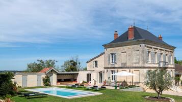 Sesongbasert utendørsbasseng, bassengparasoller og solsenger