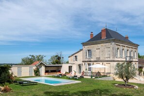 Seasonal outdoor pool, pool umbrellas, sun loungers - Maison Groleau (Mombrier)
