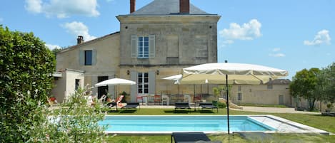 Piscine extérieure (ouverte en saison), parasols de plage