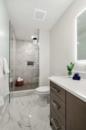 Badewanne, Haartrockner, Handtücher, Seife