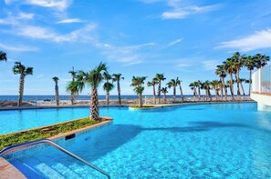 Alberca techada y alberca climatizada