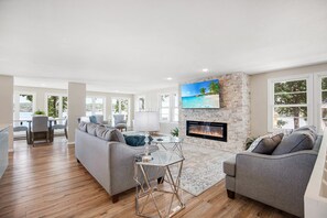 Smart TV, fireplace, video games - Amazing Decks, Sunsets & Lake Days (Sunrise Beach)