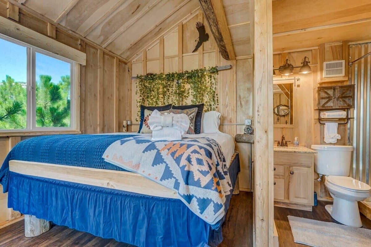 1 bedroom, desk, iron/ironing board, WiFi