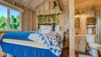 1 bedroom, desk, iron/ironing board, WiFi